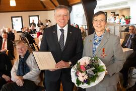 Landrat Petrauschke überreicht das Bundesverdienstkreuz an Ingrid Schäfer aus Neuss